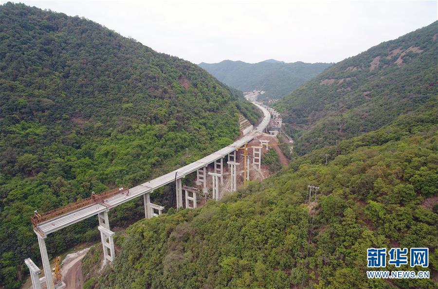 (經濟)(1)昆楚高速公路岔河特大橋架梁忙