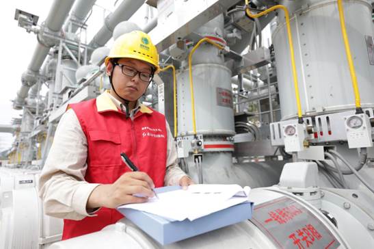 6月30日，國家電網(wǎng)工作人員在寧波500千伏甬港變進行投運啟動操作。