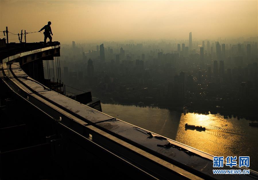(圖片故事·高溫下的勞動者)(1)俯瞰長江的建設者