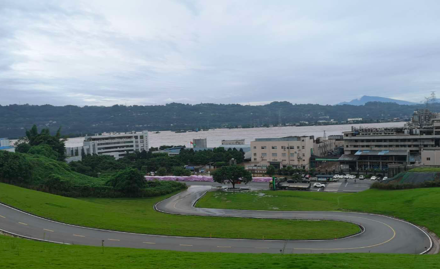 永祥多晶硅廠區外洪水兇猛。受訪者供圖