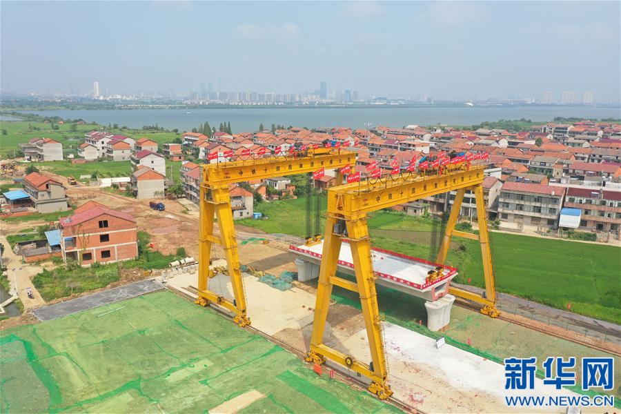 （經(jīng)濟）（1）昌景黃高鐵開始箱梁架設