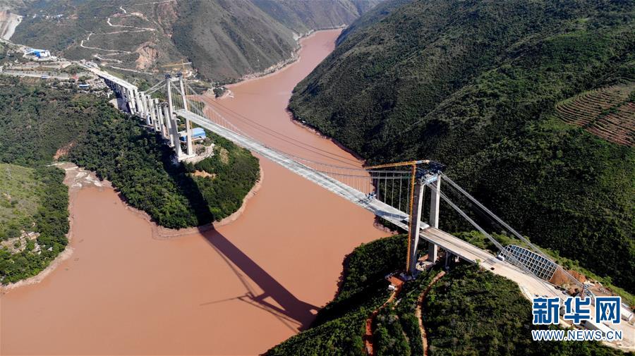 （專發(fā)新華網(wǎng)云南、客戶端）云南紅河高速公路懸索特大橋主跨成功合龍