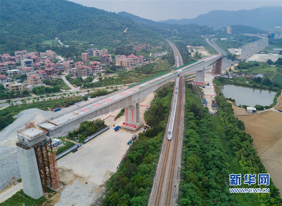 (經濟)(4)新建福廈鐵路西溪特大橋跨杭深鐵路轉體梁成功轉體