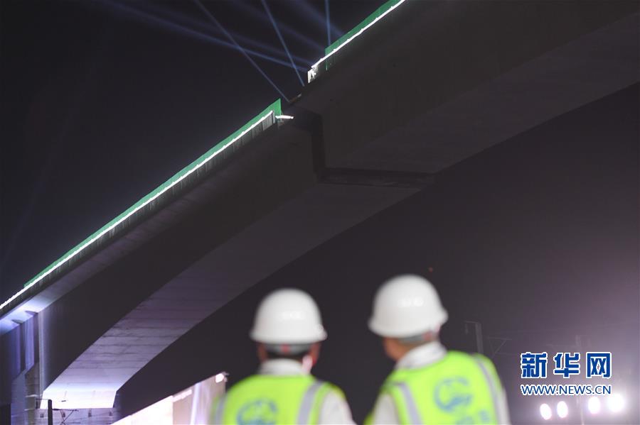 (經濟)(2)新建福廈鐵路西溪特大橋跨杭深鐵路轉體梁成功轉體