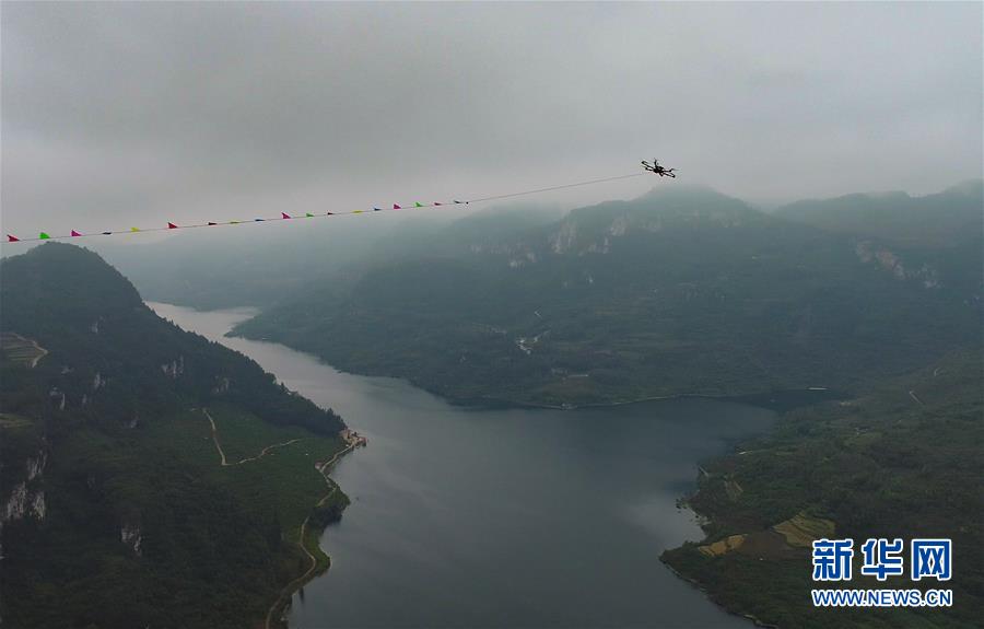 （經濟）（5）貴州甕開高速開州湖特大橋先導索成功牽引